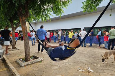 Em Picos, eleitor arma rede em frente a fórum eleitoral para esperar atendimento