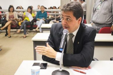 Deputados denunciam atraso em repasses da saúde e pedem saída do secretário estadual