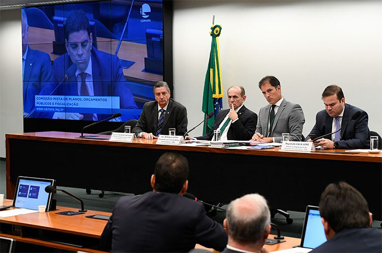 Comissão de Orçamento aprova LDO com salário mínimo de R$ 1.040 em 2020