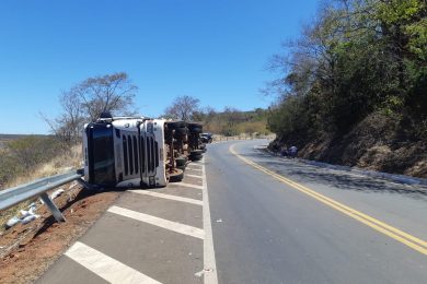 Carreta com 38 toneladas de ração tomba na ladeira de Fátima do Piauí