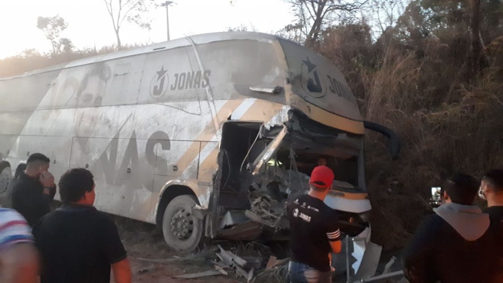 Acidente com ônibus de Jonas Esticado deixa três feridos na BR-226, no Maranhão