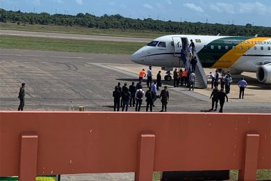 Bolsonaro desembarca em Parnaíba e sobrevoa Tabuleiros Litorâneos