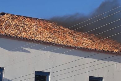 Princípio de incêndio atinge prefeitura de Oeiras