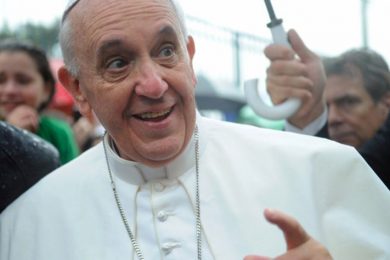 Papa Francisco precisa ser socorrido por bombeiros após ficar preso em elevador