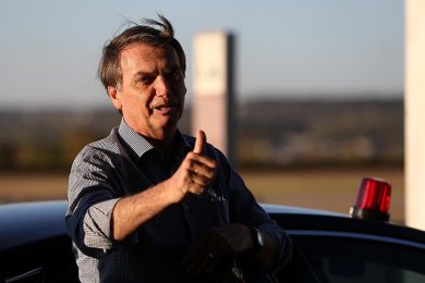 Bolsonaro sai do hospital e diz que reassume Presidência nesta terça (17)