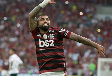 Flamengo domina Palmeiras e reassume liderança do Brasileiro