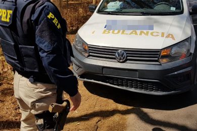PRF apreende ambulâncias no Piauí; porta de uma delas era presa com arame