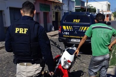 PRF recupera em Inhuma moto roubada no CE; condutor foi preso