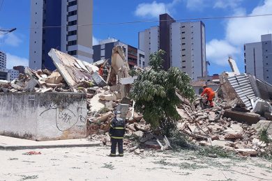 Prédio residencial de sete andares desaba em Fortaleza