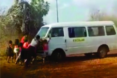 Crianças são flagradas empurrando transporte escolar no Piauí