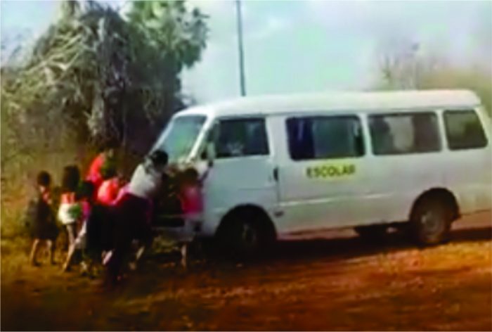 Crianças são flagradas empurrando transporte escolar no Piauí