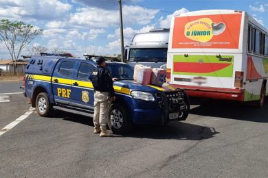 Ônibus com 40 passageiros é apreendido transportando 80 litros de combustível