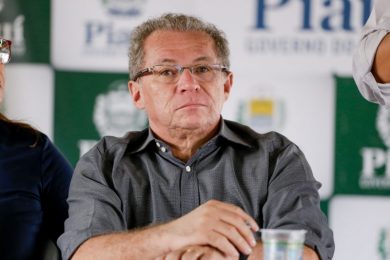 Promotor pede bloqueio de R$ 2 milhões e perda do mandato de Assis Carvalho