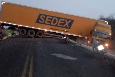 Caminhão dos Correios perde controle e interdita PI entre Jaicós e Campo Grande