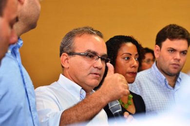 Em embate com PT, prefeito de Teresina usa exemplo do Hospital Regional de Picos para afirmar que o governo é omisso com a saúde