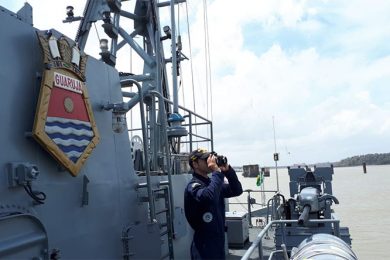 Navio da Marinha passa a monitorar litoral do Piauí em busca de manchas de óleo