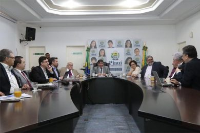 Municípios ficam fora da reforma da Previdência; governador faz mudanças