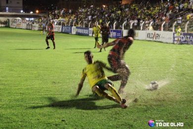 Com campo encharcado, SEP vence o Flamengo-PI e segue líder da competição