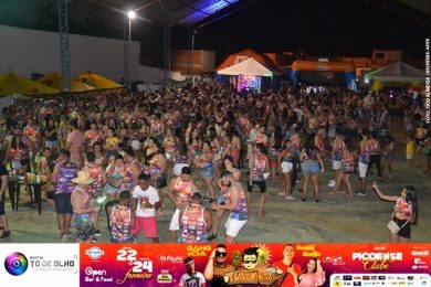 Confira fotos do 1º dia do bloco Cara Lisas no Picoense Clube