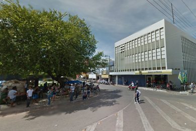 Foragido acusado de homicídio é preso vendendo produtos em frente a bancos em Picos