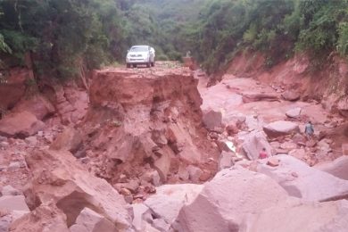 Enxurrada arrasta carros, forma crateras e destrói PI-392 no Sul do Piauí