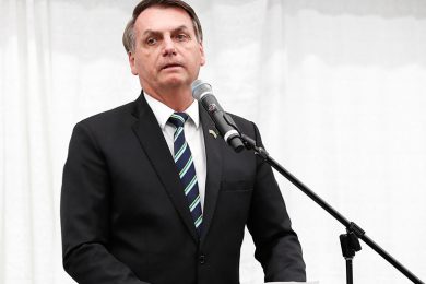 Bolsonaro sanciona lei que proíbe corte de água e energia aos finais de semana