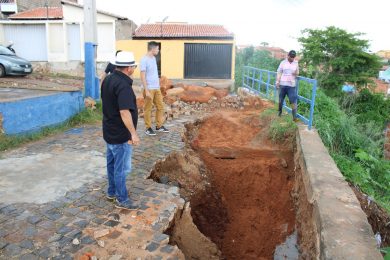 Defesa Civil de Picos reconstrói trechos de paredões que desabaram com a chuva