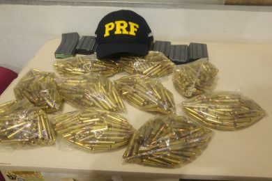 PRF apreende mil munições de fuzil e mulher acaba presa na BR-316