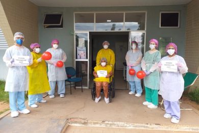 Idosa de 82 anos com Covid-19 recebe alta em Picos