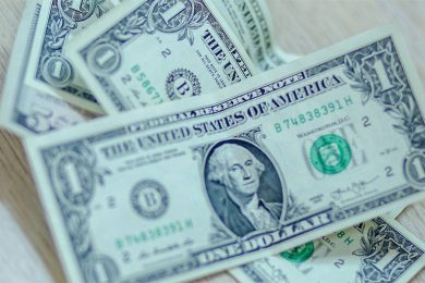 Dólar cai a R$ 4,85 e já acumula queda de 9% em junho com exterior positivo