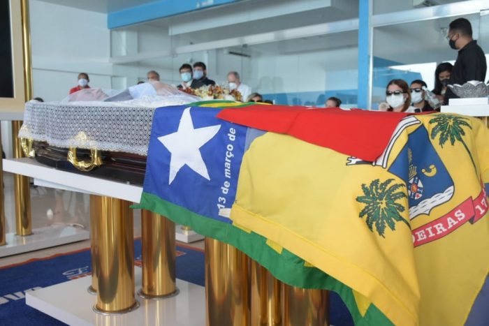 Familiares, amigos e admiradores se despedem do deputado federal Assis Carvalho