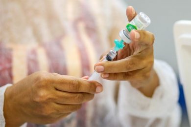 Vacinas chinesas chegam ao Brasil para testes com voluntários