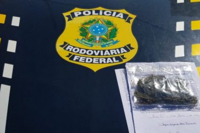 PRF autua caminhoneiro por porte de droga para consumo na BR 316 em Picos