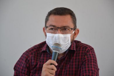 Prefeito Padre Walmir afirma que o município combate à Covid-19 sem apoio do governo