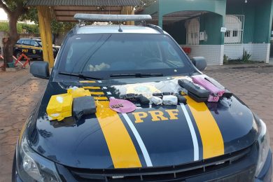 PRF apreende armas, munições e mais de R$ 400 mil em drogas dentro de van