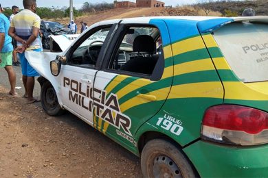 Suspeito foge da PRF e colide carro em viatura da PM em Santa Cruz do Piauí