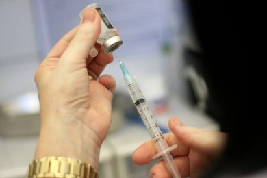 Anvisa inicia revisão para registro da vacina de Oxford contra covid-19