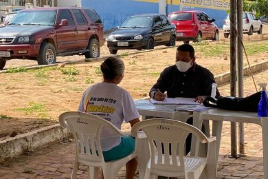 Sem sede própria, prefeito no interior do Piauí dá expediente no meio da rua