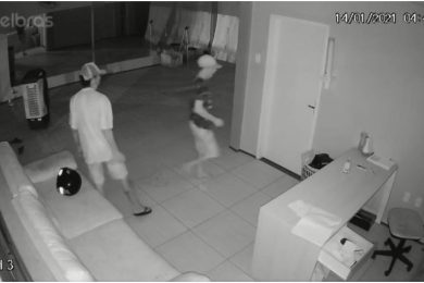 Dupla invade estabelecimento e furta caminhonete no bairro Ipueiras