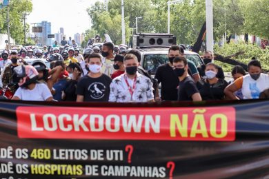 Empresários e trabalhadores de restaurantes protestam contra fechamento