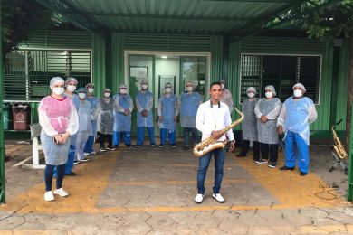 Saxofonista faz apresentação em frente ao setor Covid do Hospital Regional de Picos