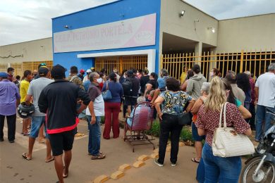 Moradores ‘dormem’ em fila para conseguir vacina em Picos