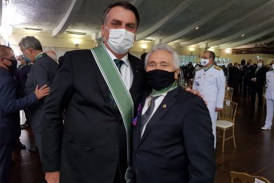 Elmano recebe homenagem do Exército e anuncia entrega de ponte no PI