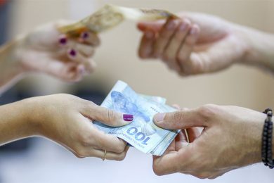 Bolsonaro assina decreto que antecipa pagamento de 13º de aposentados e pensionistas