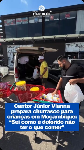 O cantor cearense Júnior Vianna, um dos principais nomes do forró na atualidade, protagonizou um momento de solidariedade durante uma viagem à África. Em Moçambique, o artista preparou um verdadeiro banquete para crianças de um orfanato, com direito a churrasco, participando pessoalmente do preparo dos alimentos e servindo dezenas de crianças.

Emocionado, Júnior relembrou as dificuldades enfrentadas na infância e afirmou que a ação representa a realização de um sonho.

“Hoje tô realizando um sonho de poder ajudar as crianças aqui em Moçambique. Quando eu era pequeno, cheguei a passar fome e eu sei como é dolorido não ter o que comer em casa. Só gratidão a Deus por poder ajudar”, disse o cantor.

Natural do Ceará e com raízes no sertão nordestino, Júnior Viana cresceu na zona rural e enfrentou uma infância marcada por dificuldades. Hoje, consolidado como um dos artistas de maior sucesso do forró no Brasil, ele aproveitou a viagem ao continente africano para levar alimento, carinho e esperança às crianças atendidas pela instituição.

A atitude do cantor repercutiu nas redes sociais e foi elogiada por fãs e internautas, que destacaram o gesto de humildade e solidariedade. Além de contribuir com a refeição, Júnior fez questão de estar ao lado das crianças durante toda a ação, reforçando a importância de retribuir as conquistas por meio de gestos de amor ao próximo.