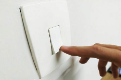 Aneel prorroga suspensão de cortes de energia para famílias de baixa renda