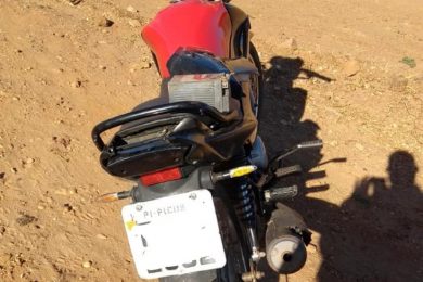Motocicleta furtada no bairro Ipueiras é encontrada abandonada
