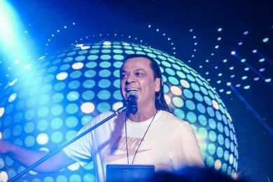 Frank Aguiar completa 30 anos de carreira e fala sobre fama, dinheiro e parcerias no forró