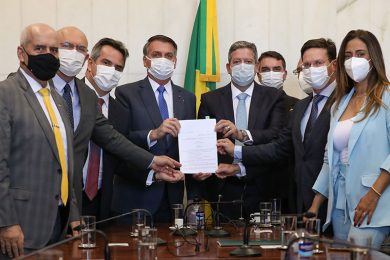 Bolsonaro entrega ao Congresso MP do novo Bolsa Família