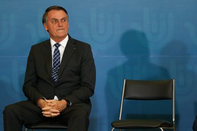 Bolsonaro deve ir ao Congresso entregar novo Bolsa Família e PEC dos precatórios